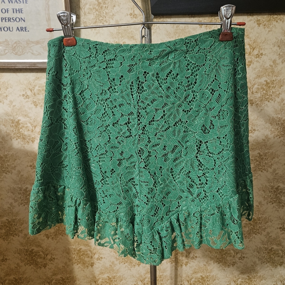 ZARA SMALL GREEN LINED LACE SHORTS - Picture 3 of 16